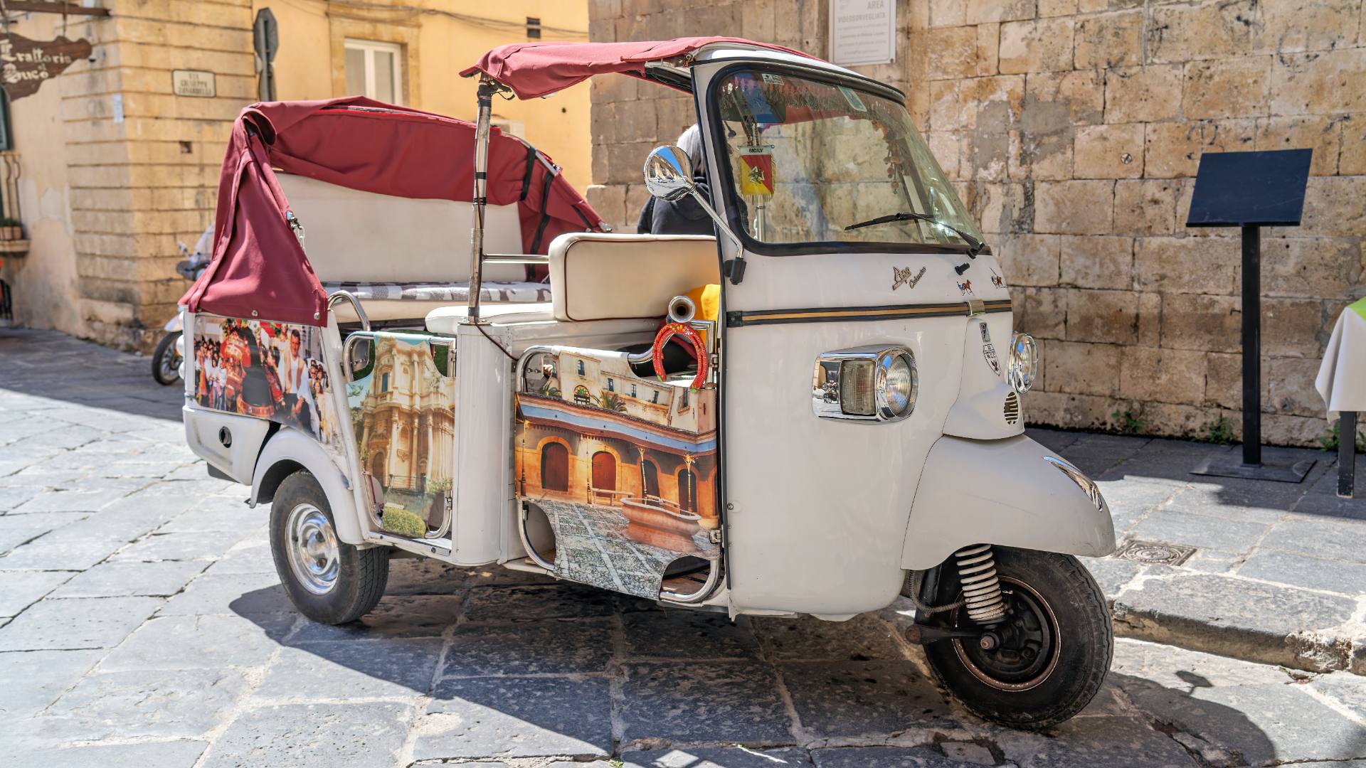 Der „Affe calessino“ oder „Piaggio-Affe“ ist ein beliebtes dreirädriges Leichtfahrzeug auf der Basis eines Vespa-Rollers. Er wird oft als Taxi oder für Sightseeing-Touren verwendet.